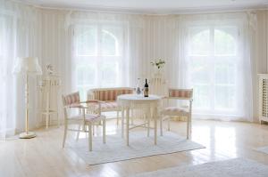 Oborniki ŚląskiePałac Brzeźno Spa & Golf的白色的客房配有桌椅和窗户。