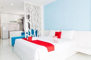 胡志明市An Phuc House Doan Nhu Hai的白色卧室,配有一张床铺和红色毯子