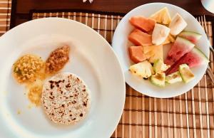 卡尔皮蒂耶Wind Blend Kite Resort的桌上有水果的两盘食物