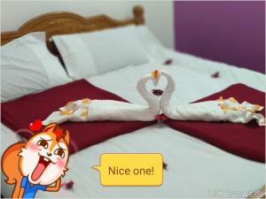 埃尔加德Breezy Land Residency (Nidhi Sri & k.k resort)的床上用餐巾制成的两天鹅