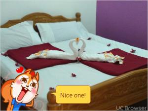 埃尔加德Breezy Land Residency (Nidhi Sri & k.k resort)的一张带两个天鹅的毛巾床