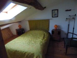 Balanodgite le marguerite的阁楼上一间卧室配有绿色的床