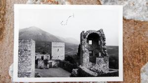 阿里奥波利斯Antares Mani的一张黑白的旧城堡照片