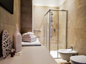 阿科Althamer Palace Apartments的带淋浴、卫生间和盥洗盆的浴室