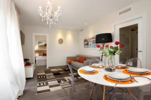巴塞罗那Mercedes Heritage Apartments的客厅配有桌子和沙发