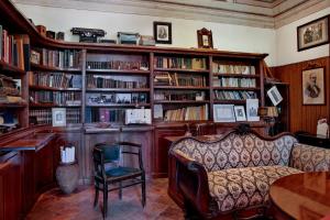 Rosignano MonferratoRelais I Castagnoni的客厅配有沙发和带书籍的书架