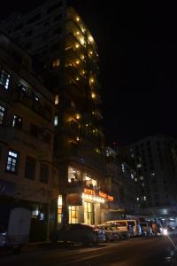 达累斯萨拉姆日航大厦酒店的一座高大的建筑,晚上有灯