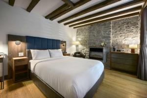 蒙特利尔蒙特利尔史诗酒店的一间卧室设有一张大床和一个壁炉
