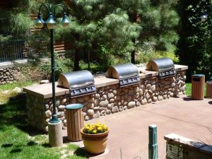 鲁伊多索Ruidoso River Resort Condos的石墙,上面有两名煤气工