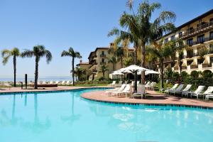 兰乔帕洛斯弗迪斯Terranea Resort的一个带椅子和遮阳伞的大型游泳池