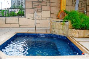 曼塔安塔尔酒店的院子中的一个蓝色的小池子