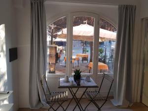维泰博A Priori Guest House的窗户客房内的桌椅