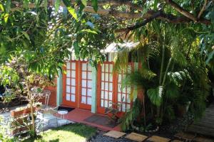 迈阿密The Wild Rose的花园里的一座带橙色门的小房子