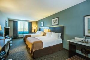 萨斯卡通萨斯卡通市中心假日酒店的酒店客房设有两张床和电视。