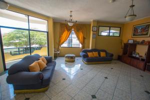 巴克里索莫雷诺港安德里旅馆的客厅设有两张沙发和一个大窗户