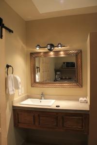 马塔莫罗斯Hotel Hacienda del Viejo的一间带水槽和镜子的浴室