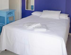 雅库廷加Hotel Gandhi的一张白色的大床,带两条毛巾