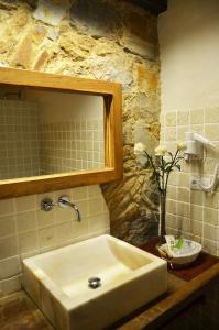 巴古尔加利纳马斯科曼廓酒店的一间带水槽和镜子的浴室