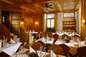 维尔德斯韦尔巴伊兰贝尔酒店的一间在房间内配有桌椅的餐厅