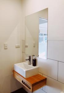 纳塔列斯港El Establo的浴室设有白色水槽和镜子