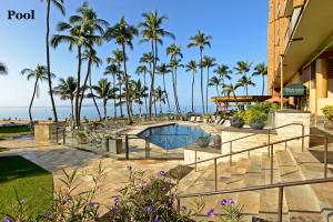 维雷亚Mana Kai Maui - Official Onsite Rental Company的一个带游泳池和棕榈树的度假村