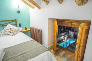 ArbunielManuel de La Capilla的一间卧室设有一张床和一个窗口