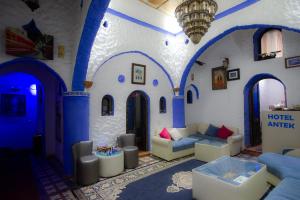 舍夫沙万安特克摩洛哥传统庭院住宅的客厅拥有蓝色和白色的墙壁