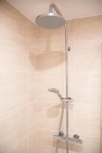 Superb 3-Bed 2-Bath with Wifi: Trendy Fitzrovia W1的一间浴室