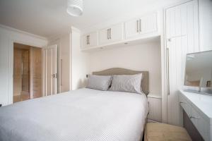 Superb 3-Bed 2-Bath with Wifi: Trendy Fitzrovia W1客房内的一张或多张床位