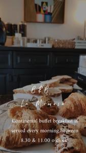 特吉塞B&B La Mimosa的一组面包坐在桌子上,上面贴有标签