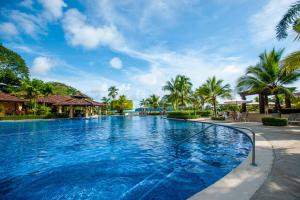 赫拉多拉Los Suenos Resort Del Mar 3N by Stay in CR的棕榈树度假村的游泳池