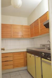 圣地亚哥Departamentos Providencia J&M的一个带木制橱柜和水槽的厨房