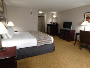 彭萨科拉西卡尔森江山旅馆&套房酒店客房内的一张或多张床位