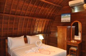 珀尼达岛Setilas Bungalows的一间卧室配有一张床和镜子