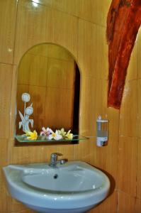 珀尼达岛Setilas Bungalows的一间带水槽和镜子的浴室