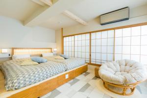 东京KAGO 34 Tokyo by Shukuba HOTEL的一间卧室配有两张床和椅子