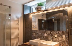 布劳恩拉格StrandBerg's Auberge Chalet Residences的浴室设有2个水槽和镜子