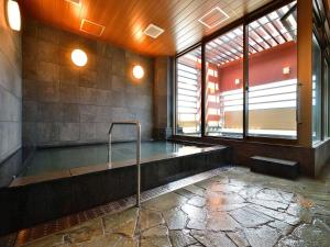 福冈WBF博多大酒店的窗户的房间内的游泳池