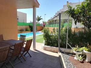 圣克鲁斯-德特内里费Vivienda Unifamiliar Sela的一个带桌椅的庭院和一个游泳池