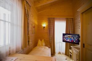 库哈台Alpenchalets - Obholzer的小房间,配有一张带电视的床