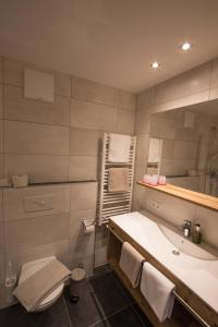 圣安东阿尔贝格Haus Sattelblick的浴室配有盥洗盆、卫生间和浴缸。