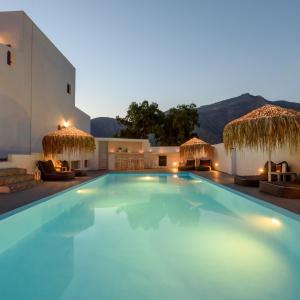 佩里萨艾吉爱斯酒店的一座带度假村的大型游泳池