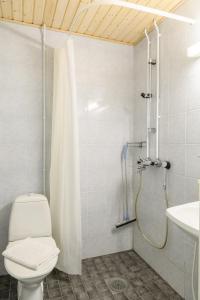汉科FolkiaCenter Gästhem - Vieraskoti - Guesthouse的浴室配有卫生间、淋浴和盥洗盆。