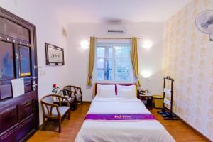 河内A25 Hotel - Hoàng Quốc Việt的一间卧室设有两张床和窗户。