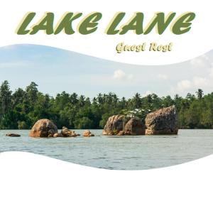 肯克拉Lake Lane Guest Rest的湖面上岩石的图像