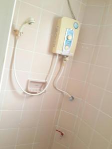 曼谷莎蒂斯特公寓的带淋浴喷头的浴室