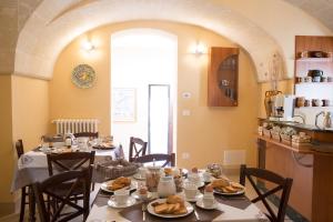 马丁纳弗兰卡B&B Trulli e Mare的用餐室配有餐桌和食物