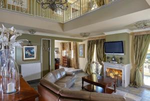 古尔内斯Villa Living E-motion的带沙发和壁炉的客厅