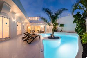 科拉雷侯Bahiazul Resort Fuerteventura的棕榈树游泳池