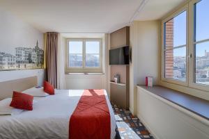 阿尔比阿尔比巴斯蒂德美居酒店的酒店客房设有一张床和两个窗户。